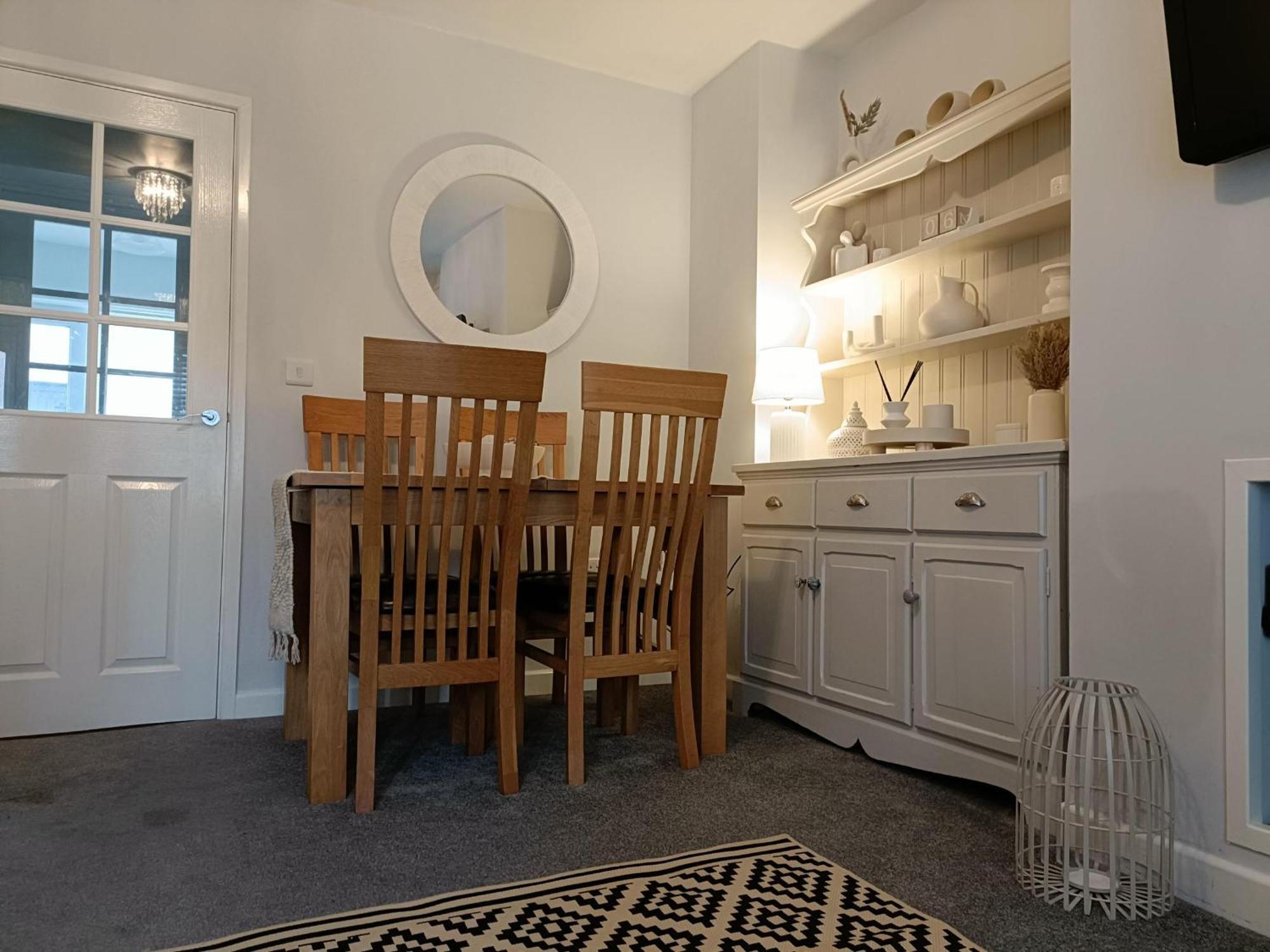 Charming Terrace Home In Whitchurch วิตเชิร์ช ภายนอก รูปภาพ