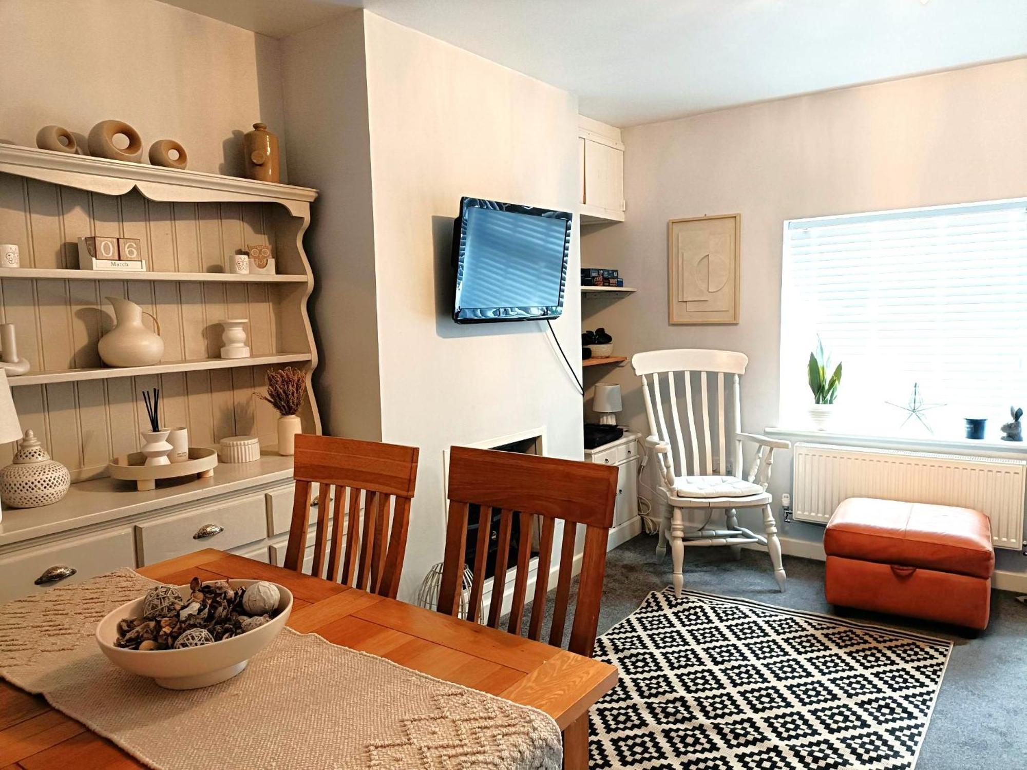 Charming Terrace Home In Whitchurch วิตเชิร์ช ภายนอก รูปภาพ
